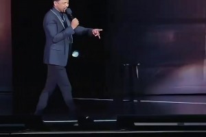 🤣精髓！名场面：喜剧演员模仿场上的库里和追梦……