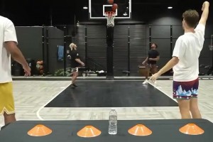 趣味游戏！麦迪节目上和主持人的三分对决！这投篮姿势依旧稳定啊