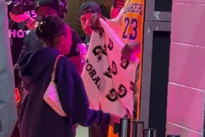 细心老父亲❤️老詹与女儿拥抱，先用毛巾挡住臭汗😂